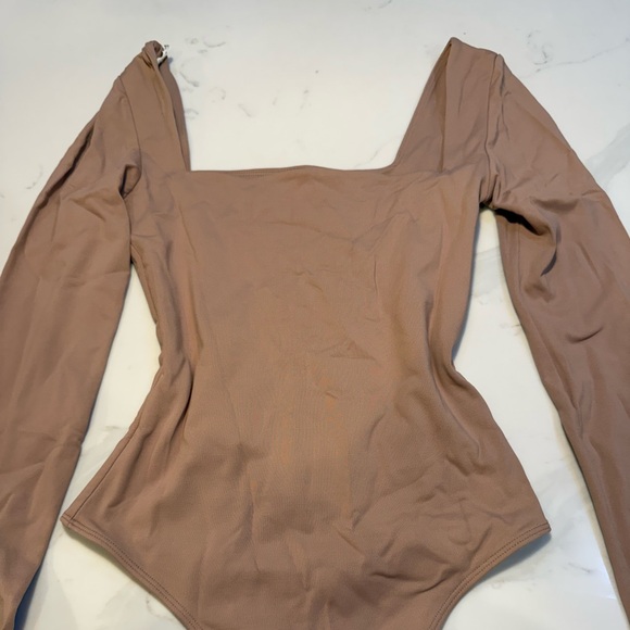 Aritzia Tops - Aritzia Women's Original Contour Squareneck Bodysuit